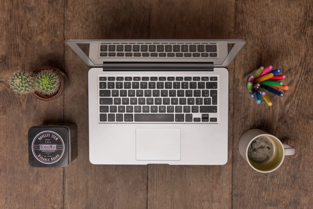 visuel d'un bureau avec un ordinateur
