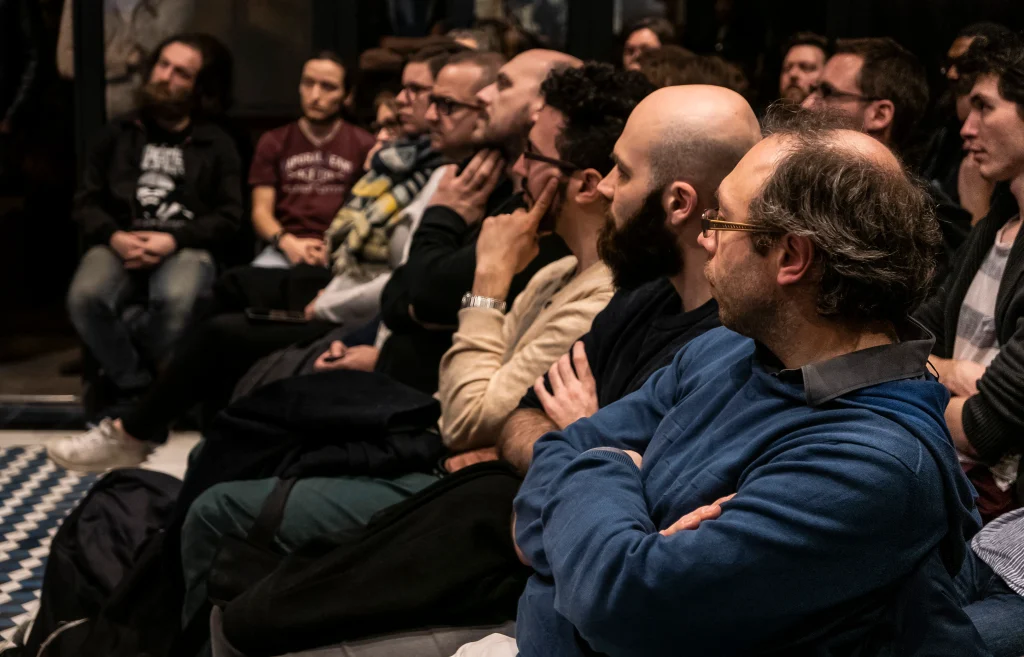assembler de personnages qui écoute une présentation