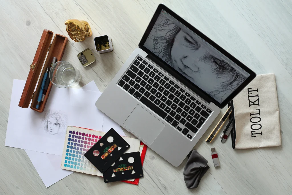 visuel d'un bureau avec un ordinateur et plusieurs fournitures différentes