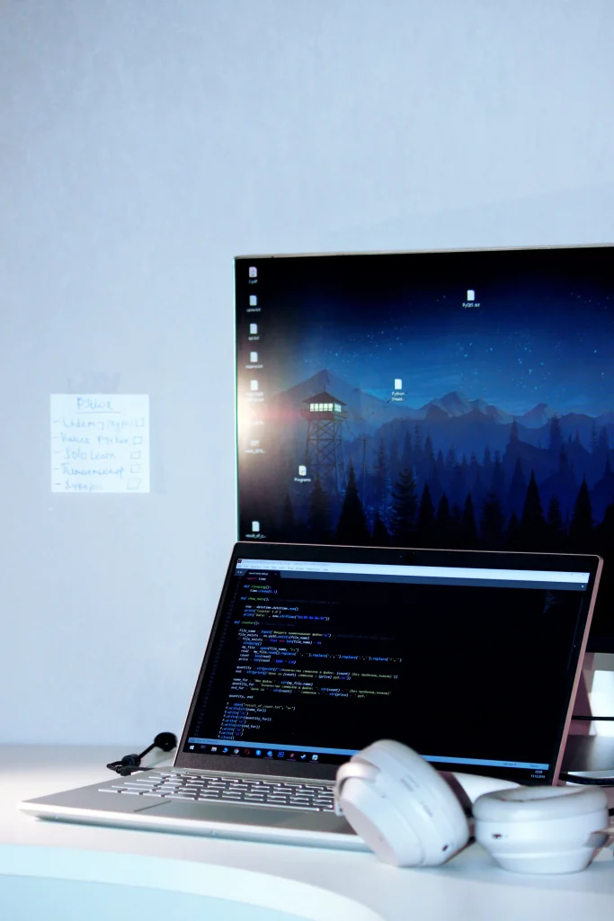 visuel d'un ordinateur avec un casque audio