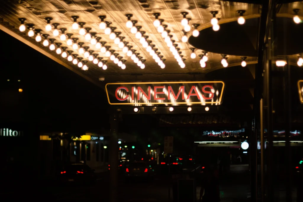 visuel de l'extérieur d'un cinéma de nuit
