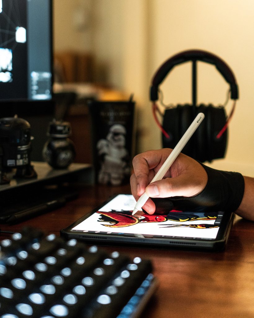 visuel d'une personne qui dessine sur tablette