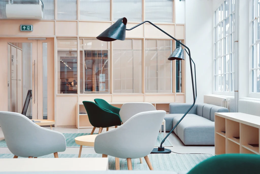 visuel d'un bureau avec des fauteuils et des canapés