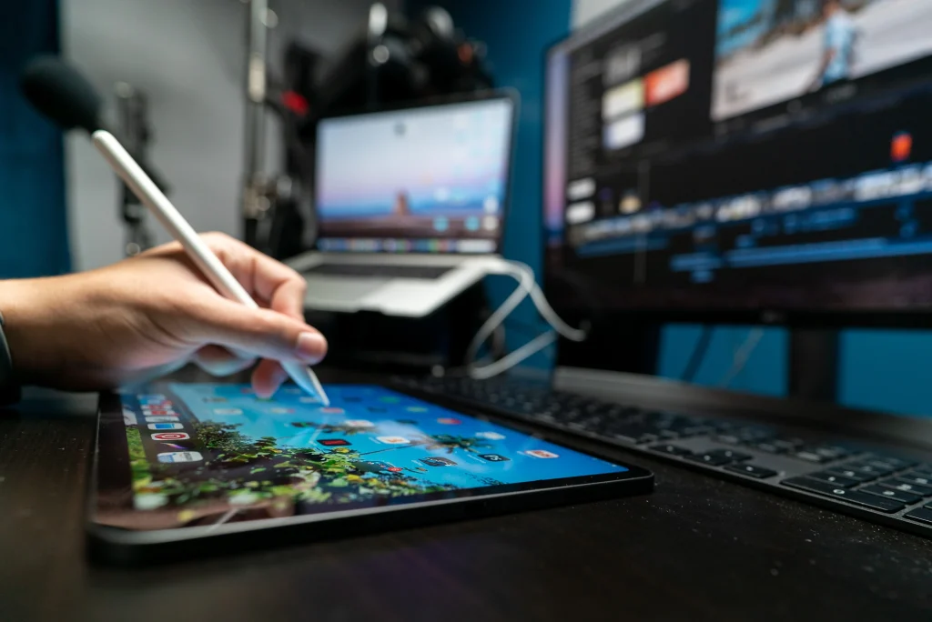 visuel d'un bureau avec un set up d'ordinateur et une tablette graphique