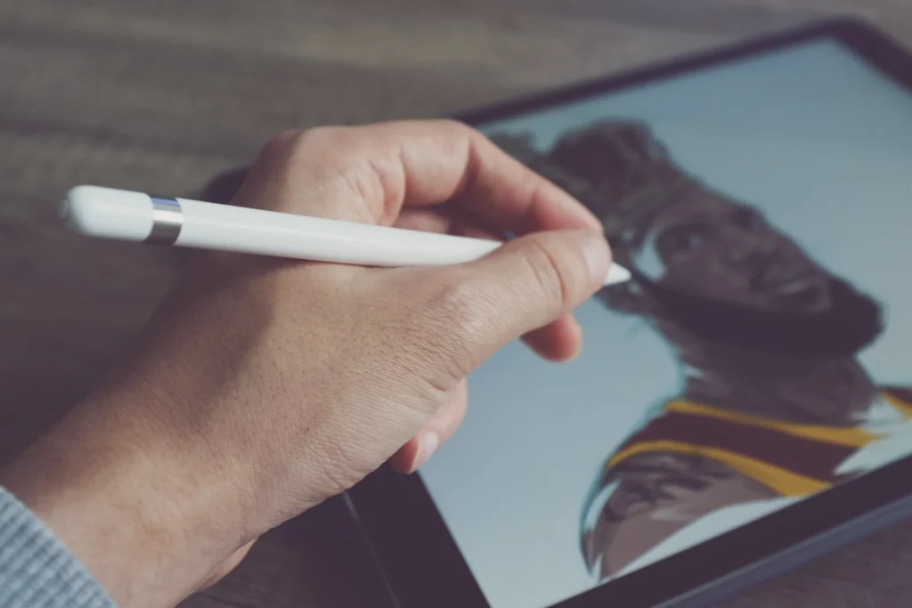 visuel d'une personne qui dessine sur tablette
