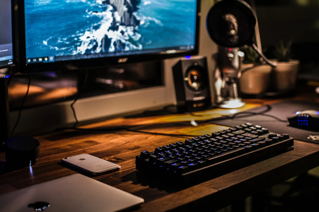 visuel d'un bureau avec son set up d'ordinateur