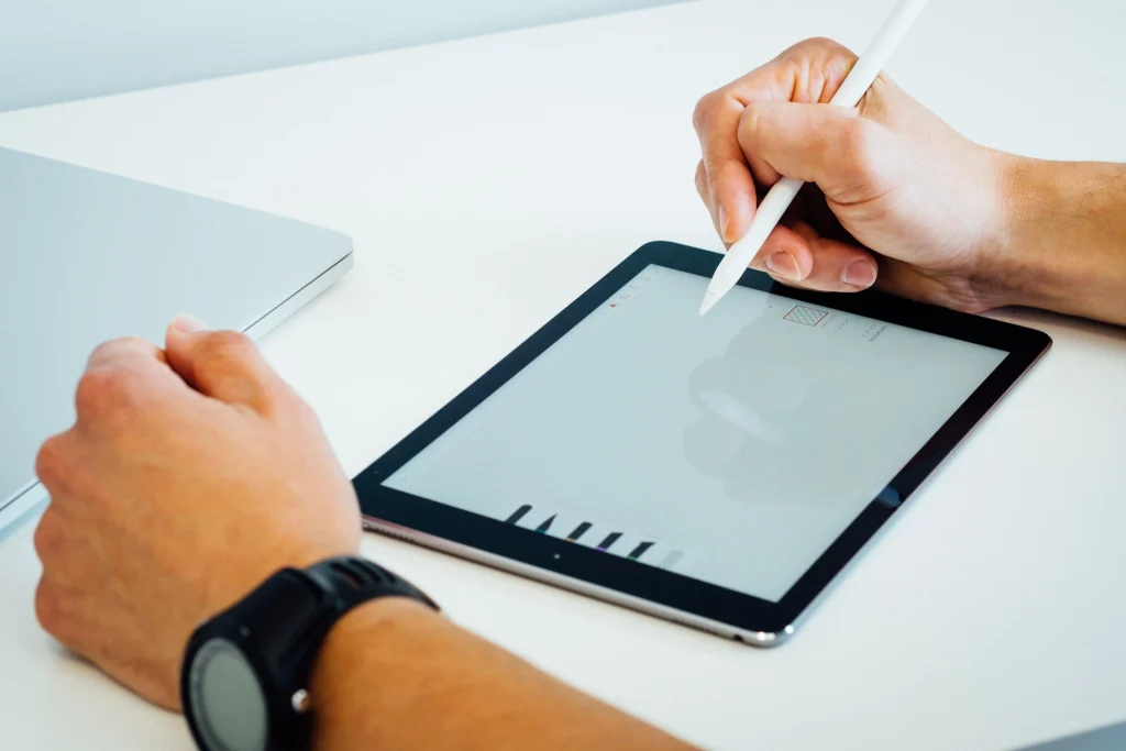 visuel d'un personne qui fait des croquis sur tablette