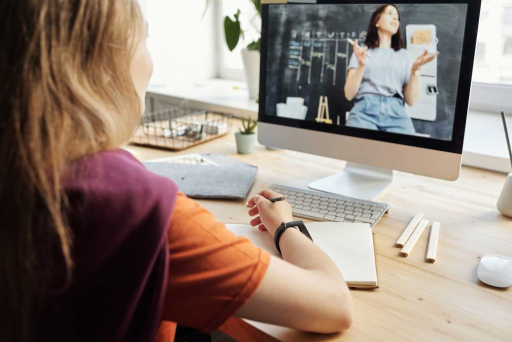visuel d'une apprenante qui regarde les vidéos de cours