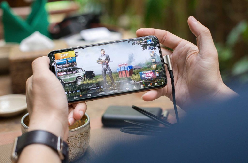 visuel d'une personne qui joue au jeu vidéo sur son téléphone