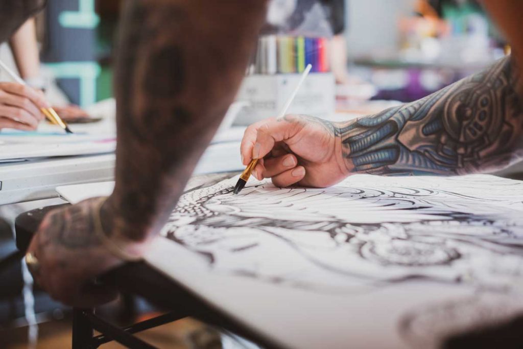 visuel d'une personne qui peint sur papier