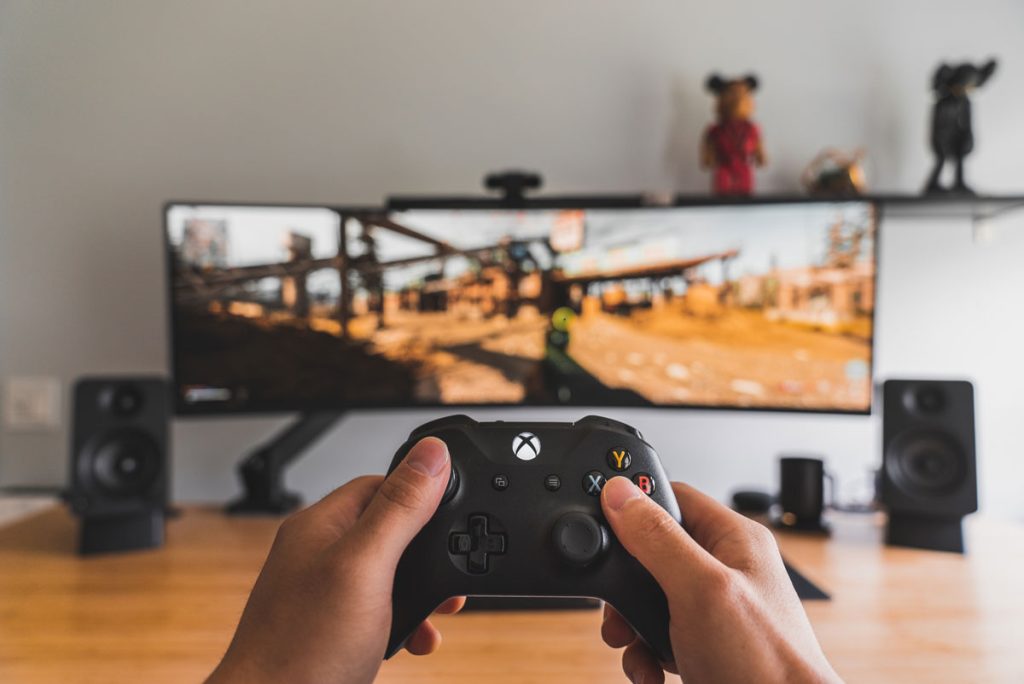 visuel d'une personne qui joue au jeu vidéo devant son ordinateur