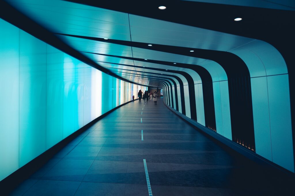 Visiteurs traversant une installation immersive lumineuse — expérience de design immersif