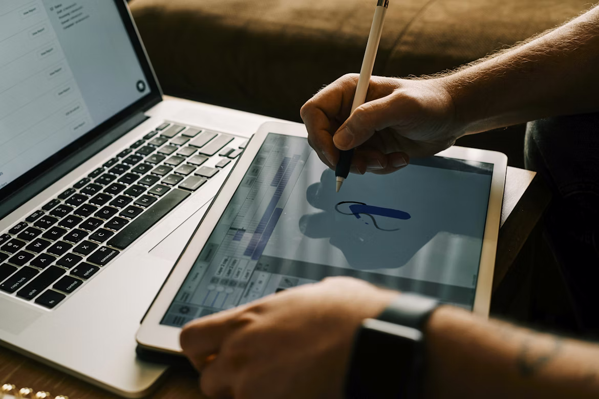 Étudiant en formation art numérique travaillant sur tablette graphique après le bac